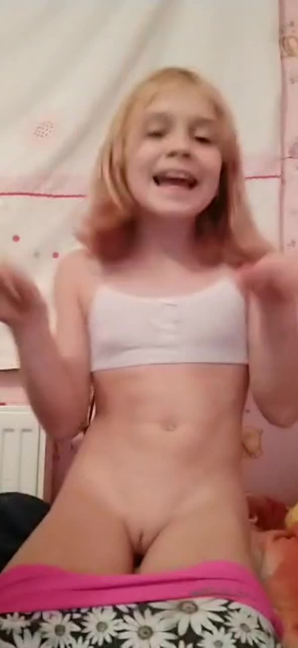 欧美骚货妈妈带领幼幼女儿体验做色情主播视频