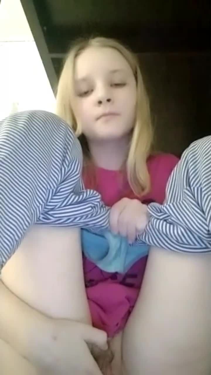 欧美美貌像月亮一样皎洁的初中生在宿舍的下铺偷偷地直播自慰视频