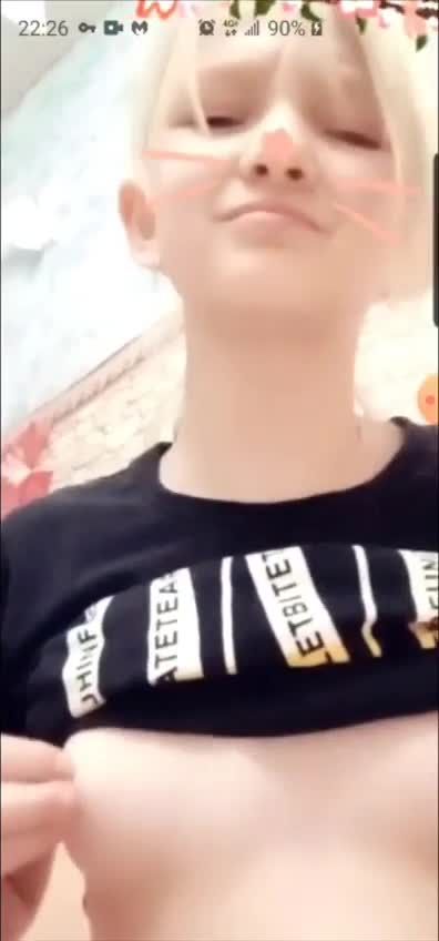 欧美骚婊子小女孩直播时将口水涂抹在粉乳头上揉搓并且扣插粉嫩骚穴自慰视频