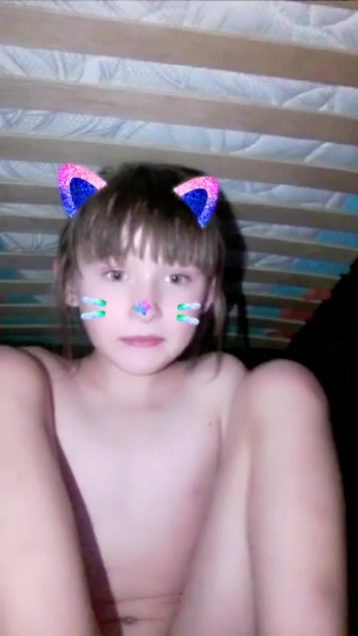 欧美大白天睡太多的小女孩三更半夜辗转难眠于是起来直播露出视频