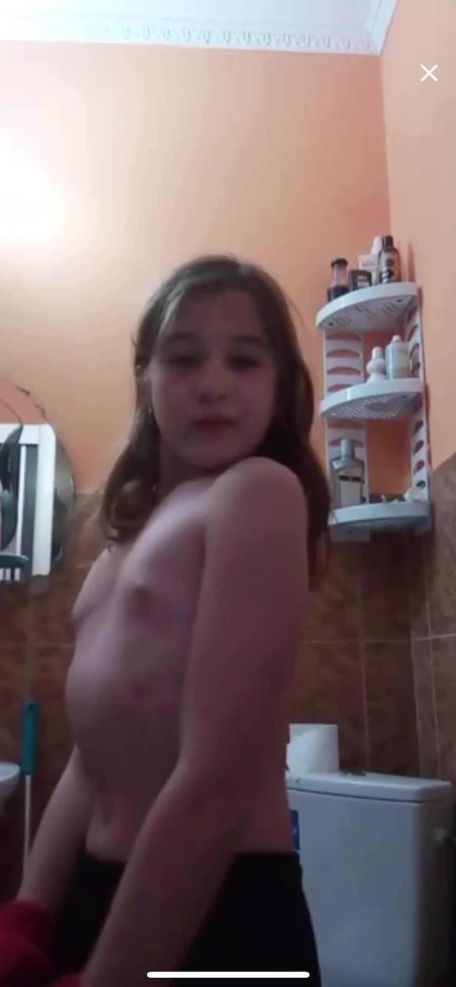 欧美为防止家人发现自己不雅行为的小女孩躲在卫生间直播露出自慰视频