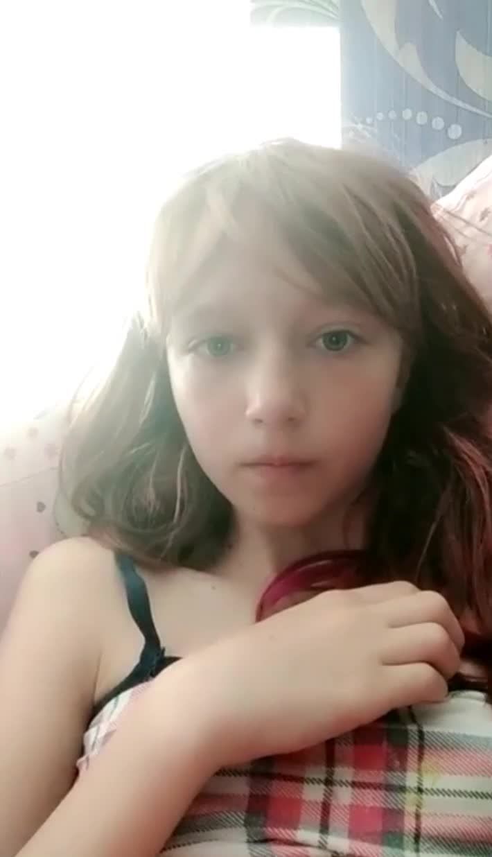 欧美长相极有气质的小女孩只穿着文胸躺在沙发上直播扣逼自慰视频