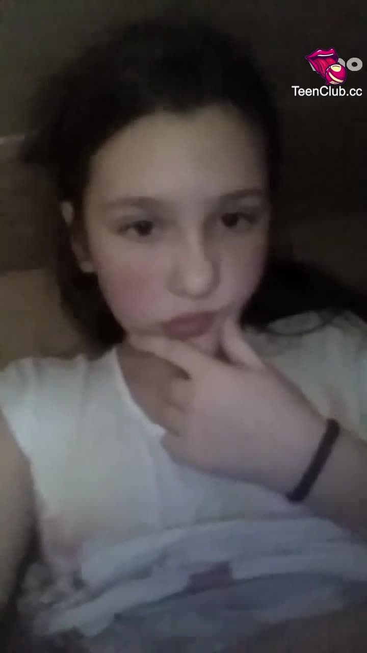 欧美长得精致有着御姐脸型的小女孩在直播时露出自慰视频