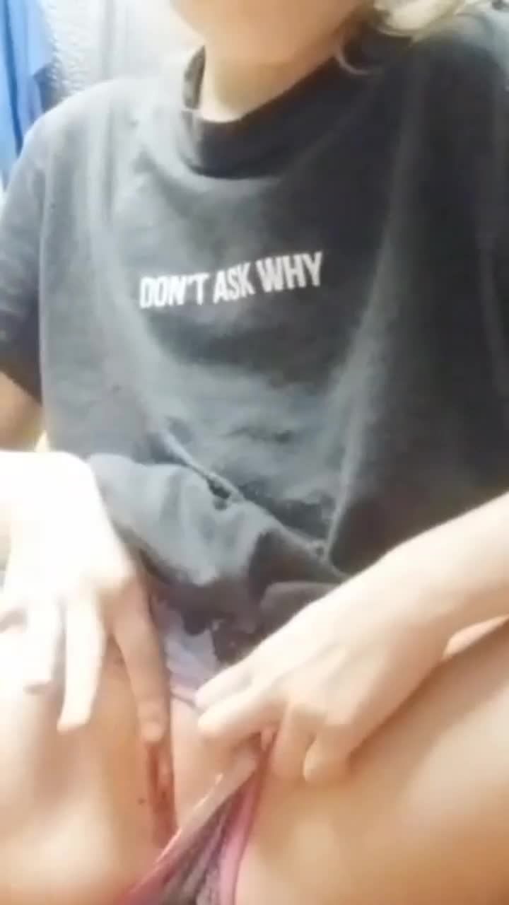 欧美金发碧眼的幼女直播时露出自慰不停挑逗勾引观众视频