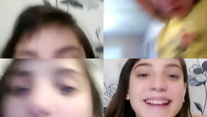 欧美流着中短发型的小女孩靠在粘贴上印花的墙上直播自慰视频