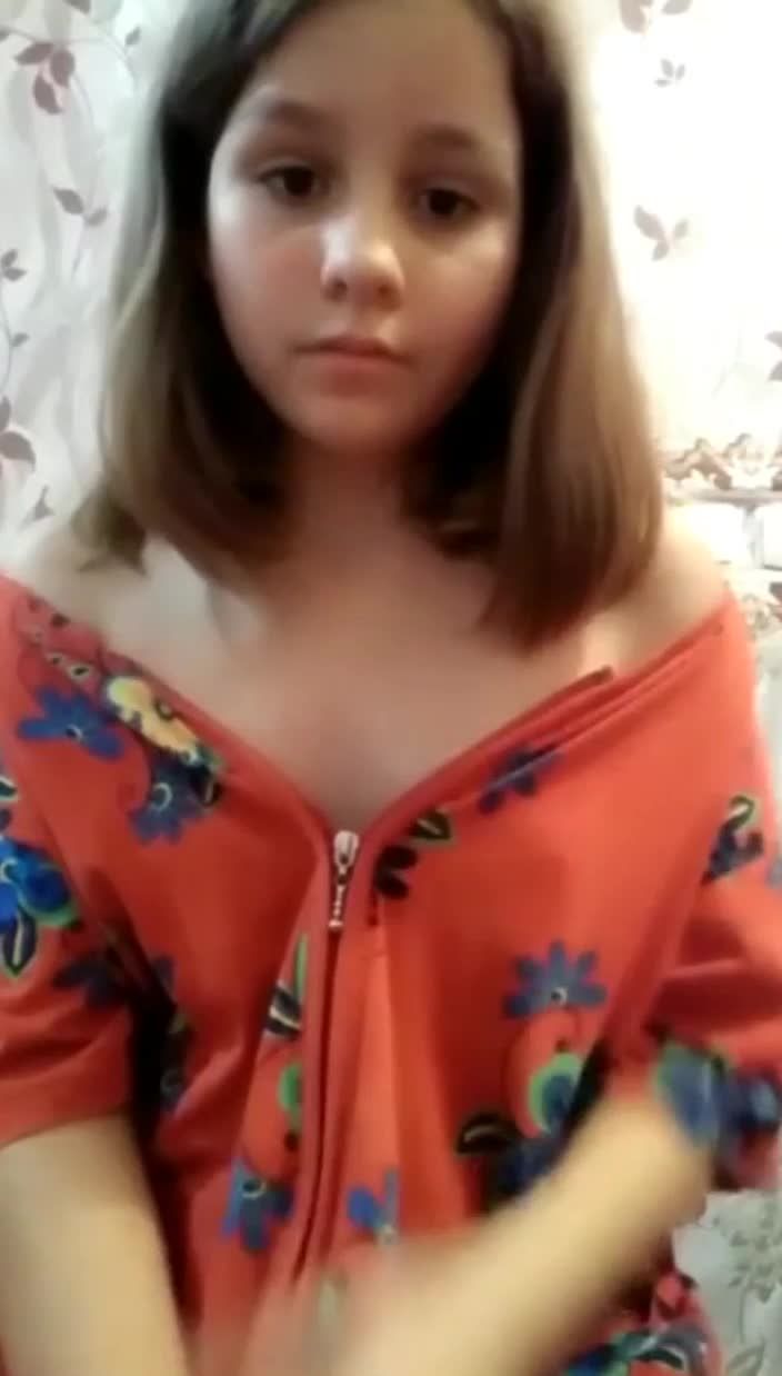 欧美身形微胖肌肤细腻光滑的初中生在直播大尺度露出诱惑视频