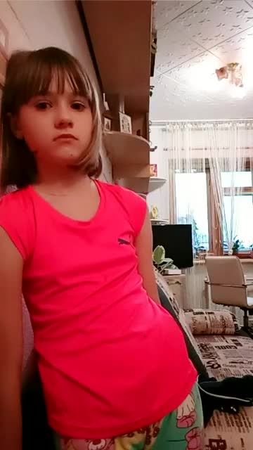 欧美皮肤透出淡淡红粉的短发幼女在客厅直播露出白虎一线天蜜穴视频