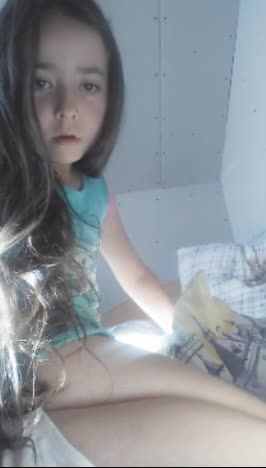 欧美反差婊幼幼在阳光普照下的平房里直播意淫操枕头视频