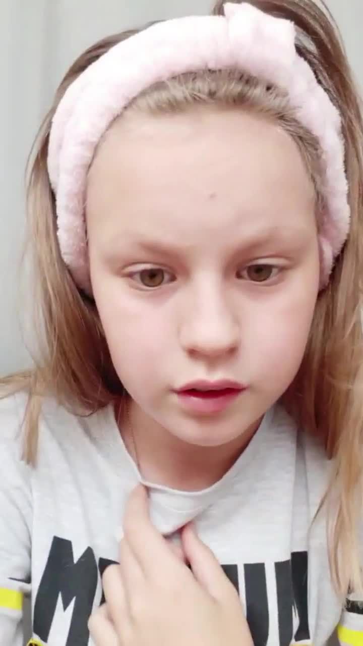 欧美用粉色发箍将金发固定的幼幼在直播和粉丝互动后躺在床上扣屁眼自慰视频