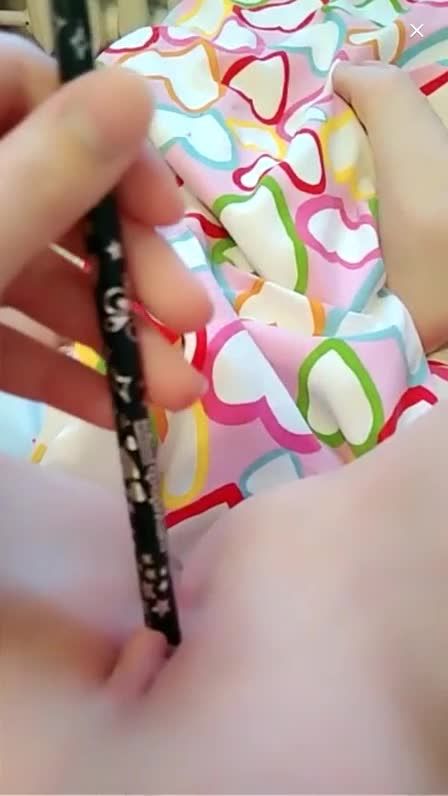 欧美俏皮可爱活泼风趣的幼女在直播露出微胖身形和丰满肥臀白虎肉穴视频