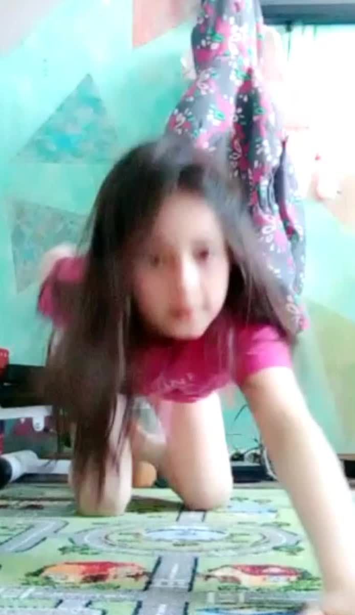 欧美正处于含苞待放状态的幼幼在直播时故意露逼博取打赏视频