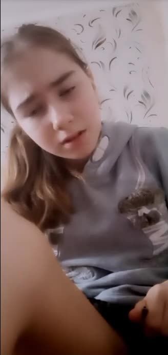 欧美骚货初中生趴在插有圆珠笔的毛绒公子身上模拟做爱视频