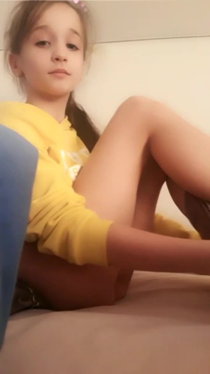 欧美长得非常精致可爱的幼女穿着黄色卫衣直播露白虎鲜嫩美鲍视频