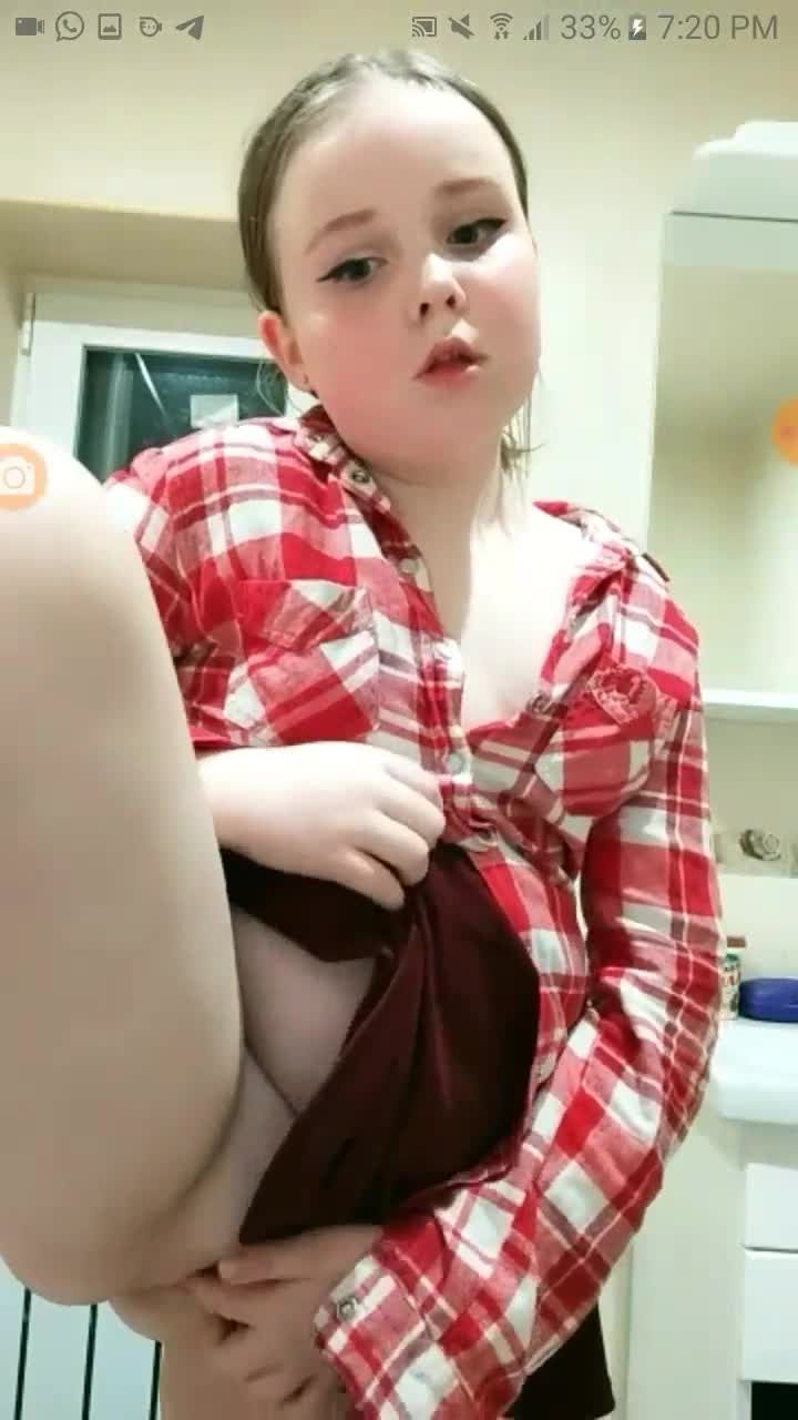 欧美打扮非常妖娆的有着一身赘肉身材的幼女在卫生间直播扣逼自慰视频