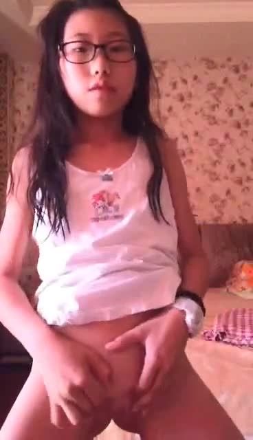 戴着名牌儿童手表的幼幼在高端别墅直播揉胸扣穴自慰视频