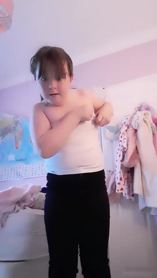 欧美有着水桶腰一身肥肉的幼女在直播展示嫩乳和白虎肉穴视频