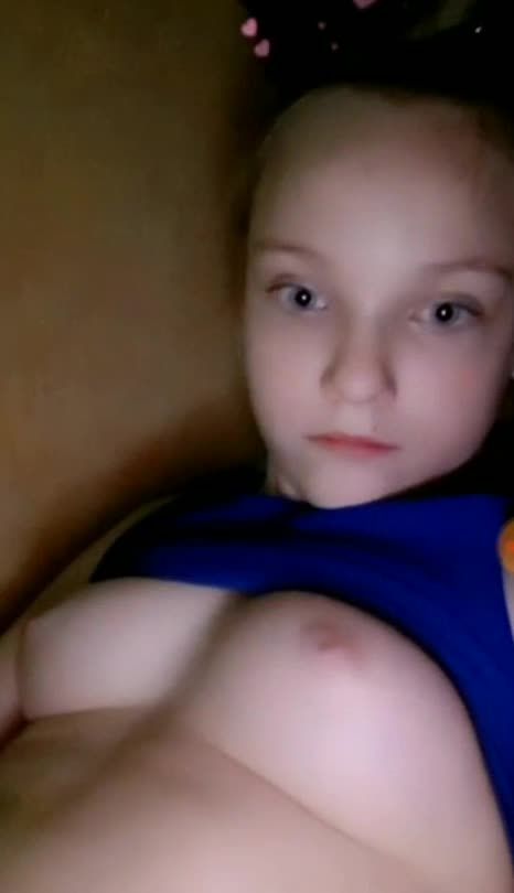 欧美小女孩和网友视频通话被甜言蜜语攻势下竟然就露出展示嫩乳和白虎米穴视频