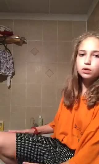 欧美家人睡着后小女孩轻声细语的在卫生间直播扣逼自慰视频