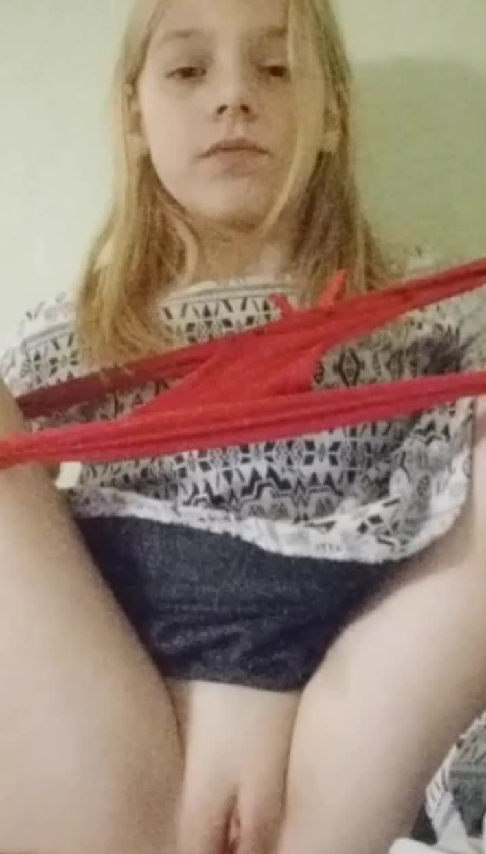 欧美土豪家的金发幼女在别墅房间里直播发骚露逼视频