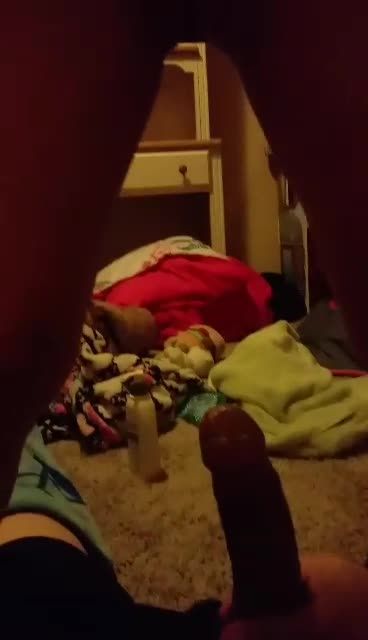 欧美哥哥叫幼女赶紧上位骑乘在巨根大屌上操逼视频