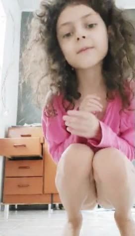 欧美爆炸卷毛发型幼女直播用身体乳涂抹在白虎穴自慰视频
