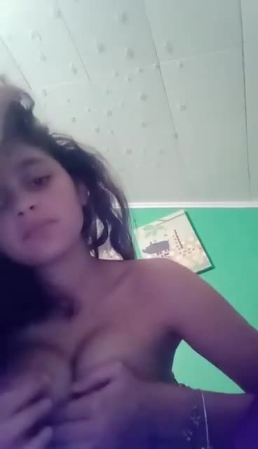 欧美婀娜多姿的卷发初中生直播自摸丰满巨乳扣逼自慰视频