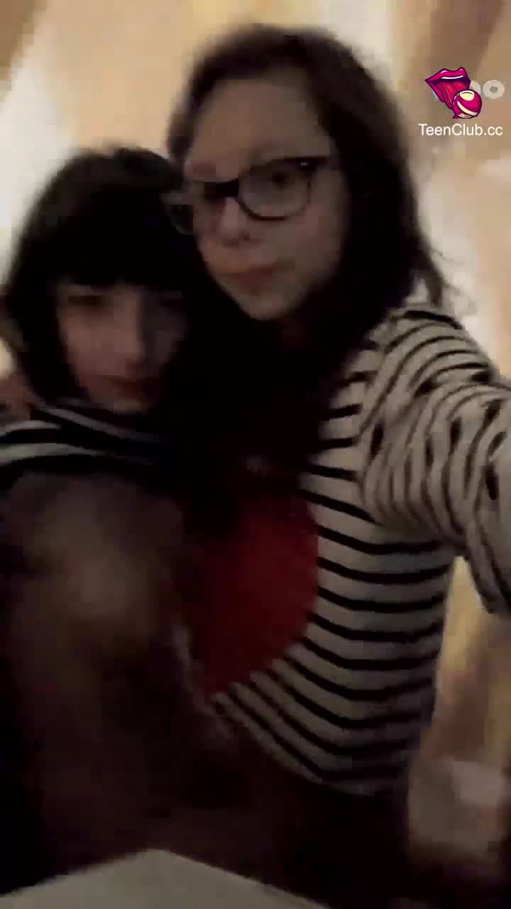 欧美初中生姐姐顺从帮助幼女妹妹直播模拟做爱视频