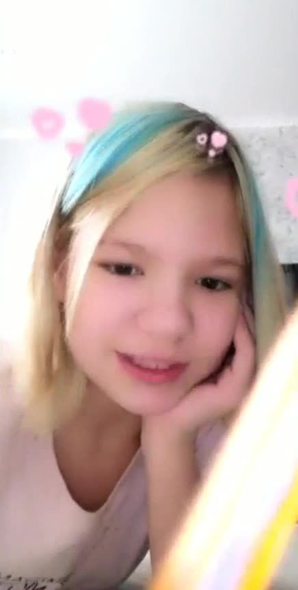 欧美擦边主播精神小妹初中生大尺度露出，用牙刷抽插小骚逼自慰视频