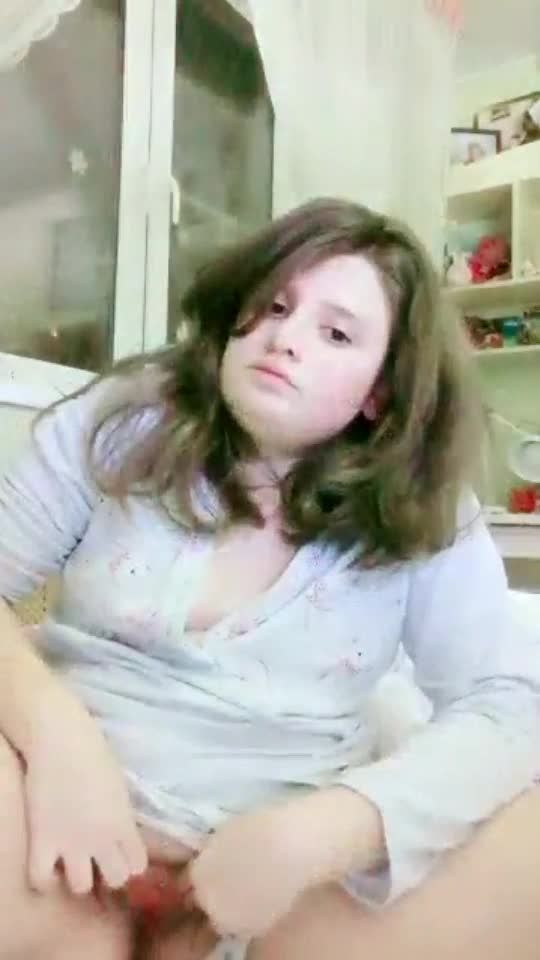 欧美丰腴身材的初中生直播用珠圆玉润的小手扣逼自慰视频