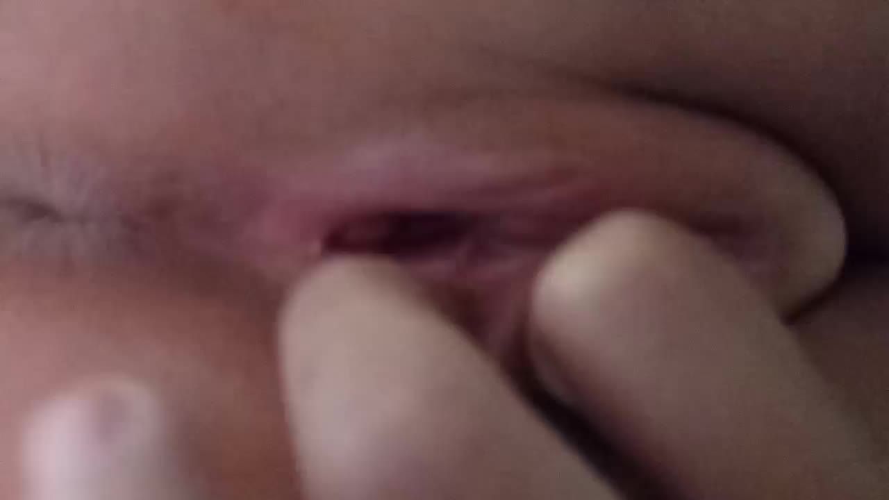 一头乌黑的长发的小女孩藏在床边蹲在地上揉搓白虎肉穴自慰视频