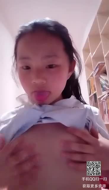 某贵族私立小学的幼女在狭小的书房里自摸揉搓粉嫩乳房视频