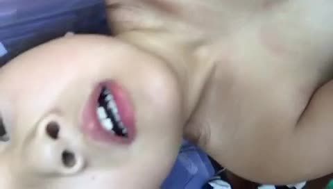 微胖身形的幼女在衣橱旁全身赤裸的搔首弄姿尽显淫骚的一面视频