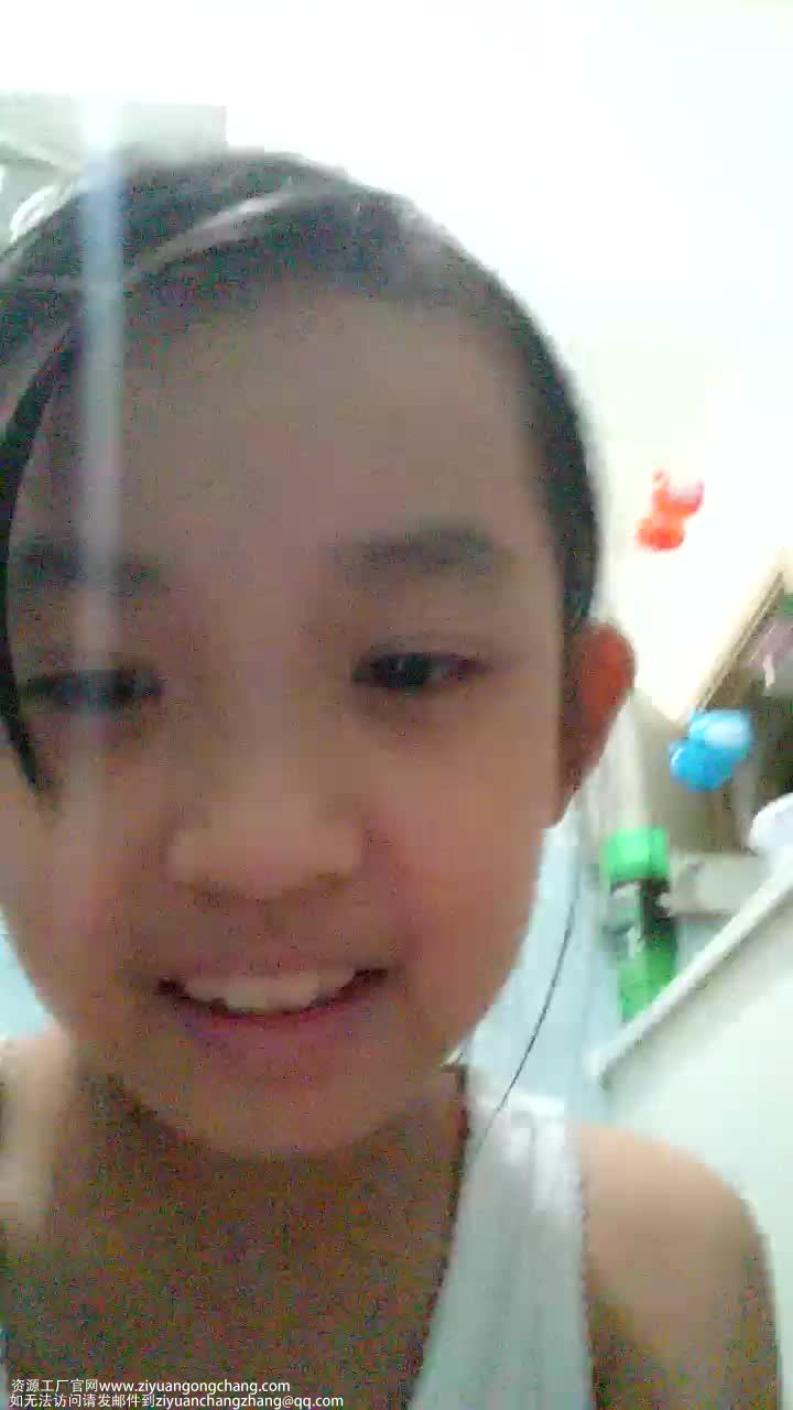 幼女在卫生间坐在马桶上直播，达到人数后就开始全裸露出互动视频