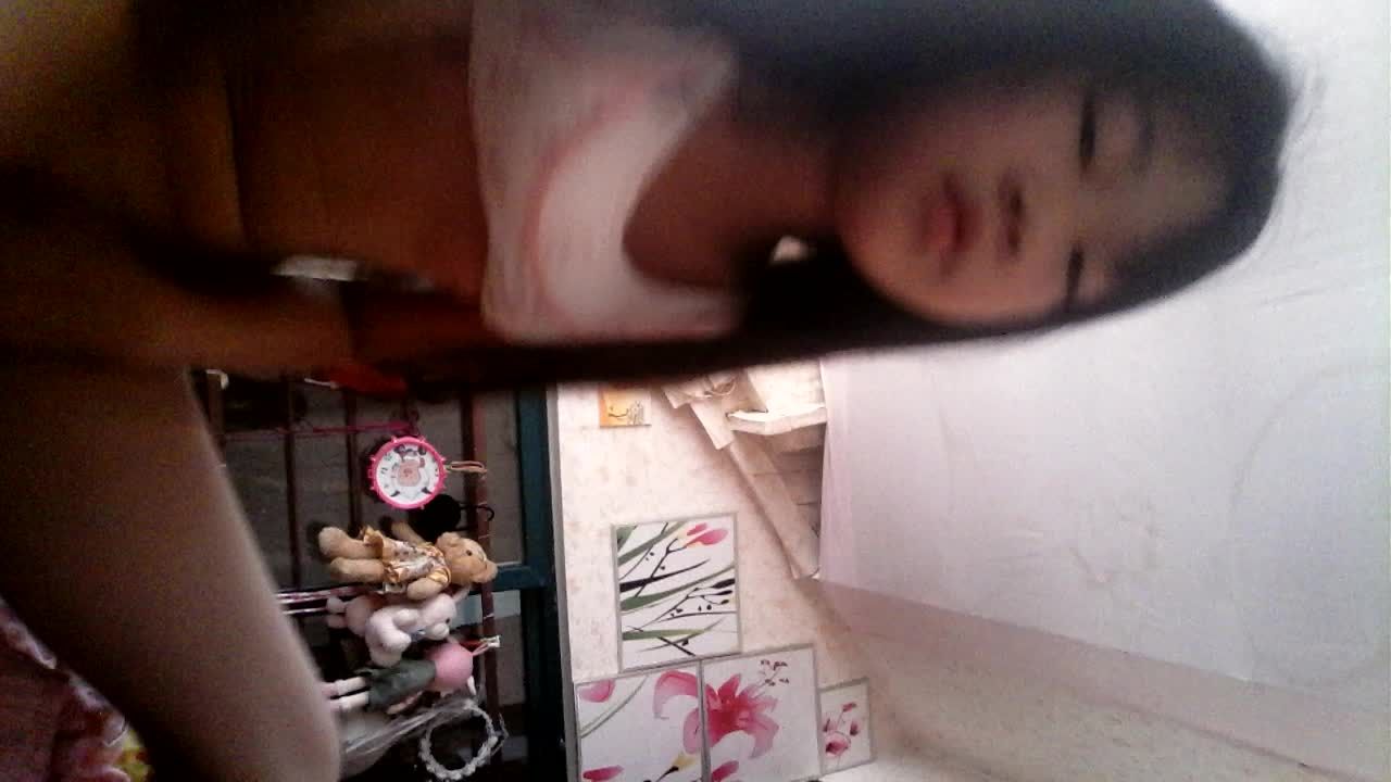 小家碧玉的幼幼在简陋的房子搔首弄姿玩弄嫩乳展示白虎肉穴视频