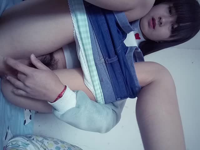 外表天生丽质前凸后翘的初中生在床上自慰，揉搓扣弄到木耳黑逼淫汁直流视频