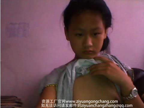 穿着连衣裙的小女孩与网友1对1连线被诱骗展示嫩乳和蜜穴视频