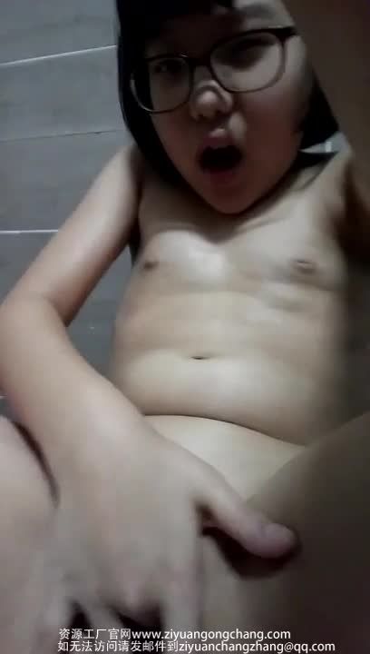 憨厚老实眼镜妹幼幼惊人反差，躲在商场厕所里坐在马桶上扣逼自慰视频