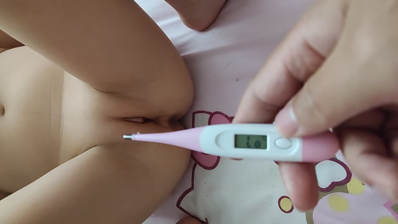 爸爸用手机诱骗贪玩的幼幼用震动棒猥亵调教白虎嫩穴视频