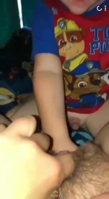 稚嫩小男孩被调教母子乱伦之小马拉大车操淫母饥渴老黑逼视频