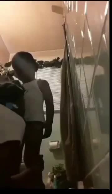 大姑把侄子小男孩哄骗到厕所乱伦疯狂的狂舔猛吸小鸡巴视频