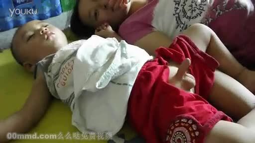 稚嫩小男孩三岁就能把小鸡鸡勃起被骚母狗小姨猥亵乱伦视频