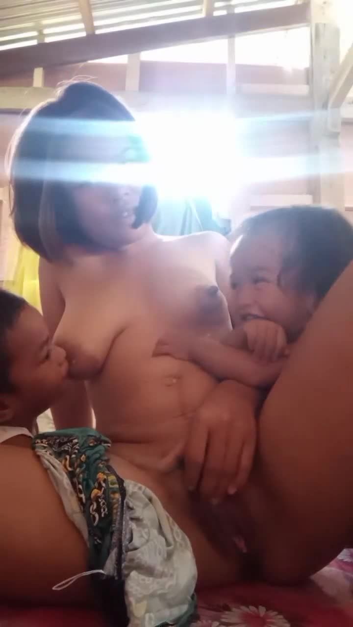 黑木耳骚逼犯贱当着两个稚嫩小男孩面前发情自慰乱伦少妇视频