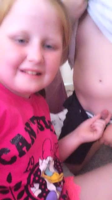 姐弟乱伦偷吃成人禁果卷毛小男孩被白虎穴姐姐调教玩逼视频