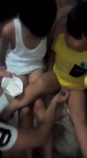 变态保姆在家乱伦玩弄性格内向小男孩细鸡巴用肥皂水撸鸡鸡视频