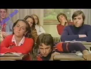 中学生黄毛小男孩上课偷窥班主任女老师裙底意淫乱伦打飞机视频