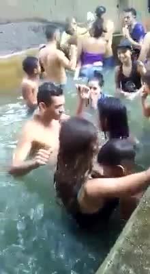 泳池淫乱盛大派对骚货老师被一群小毛孩小马开大车各种乱伦群交视频