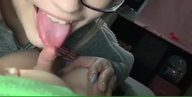 欧美单身骚姨妈乱伦8岁小男孩灵巧舌头骚舔嫩屌视频