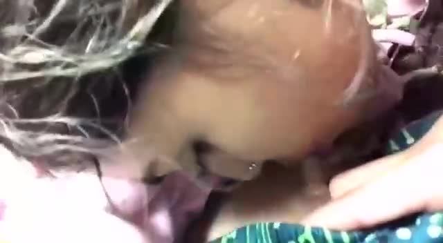 细皮嫩肉小男孩熟睡中被艳妈乱伦扒光裤子猛舔鸡巴视频