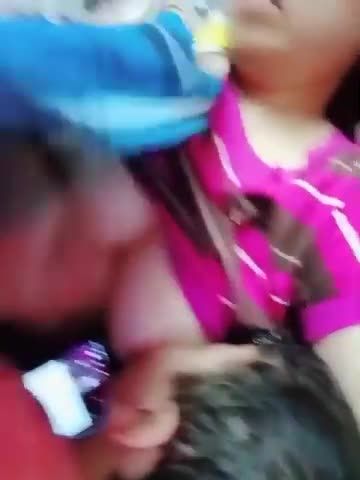 罕见的大奶牛熟女抓着圆润爆乳让小男孩狂吸猛舔乱伦视频