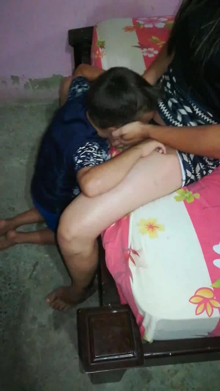 亚洲乱伦虐童癖短裙美姨修长美腿坐在幼男脸上强制舔逼视频